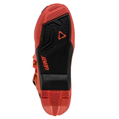 Sola de sapato desportivo com texto LEATT em vermelho