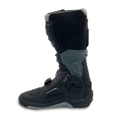 Bota preta alta para motociclismo com detalhes cinza sobre fundo branco
