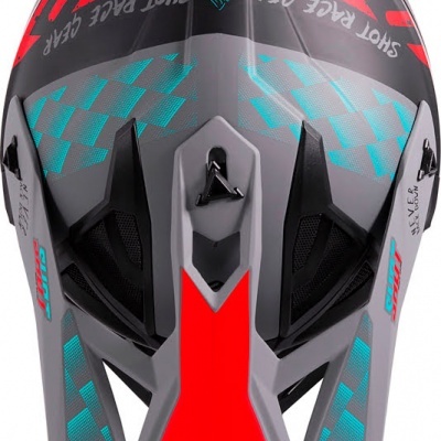 Capacete de motocross vermelho, cinza, preto e azul-turquesa com padrões e texto
