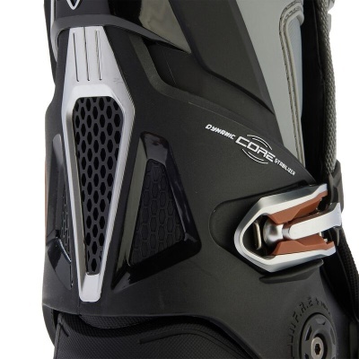 Bota de motociclismo preta com detalhes prateados e texto DYNAMIC CORE SYSTEM
