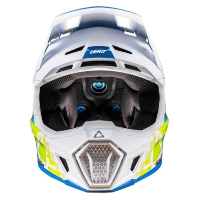 Capacete branco com detalhes azuis, verdes e amarelos visto de frente