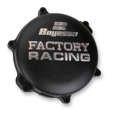 Tampa preta de motor com texto Boyesen FACTORY RACING