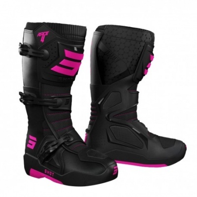 Botas de motocross preto com detalhes rosa e fivelas ajustáveis.