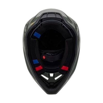 Capacete de motocicleta preto com interior acolchoado vermelho e azul visto de cima