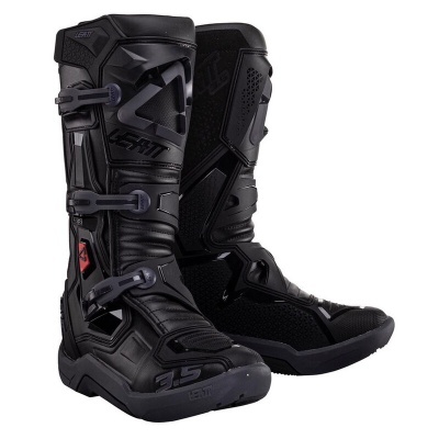Botas pretas de motocross com fechos e solado antiderrapante.