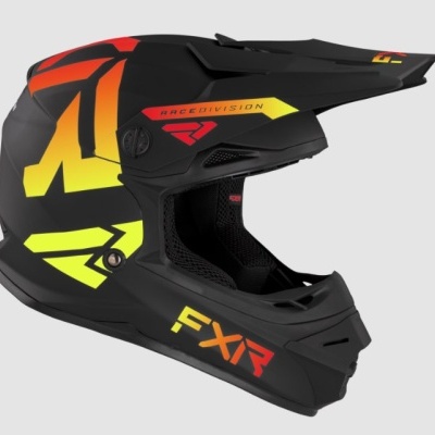Capacete preto com detalhes vermelhos, amarelos e laranja e texto FXR e RACE DIVISION