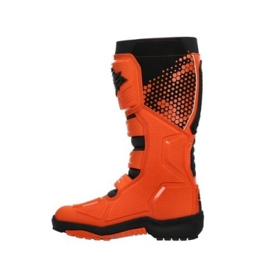 Bota de motocross laranja com detalhes pretos e padrão de pontos