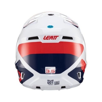 Capacete de motocross branco, vermelho e azul visto de trás com texto LEATT e etiquetas DOT