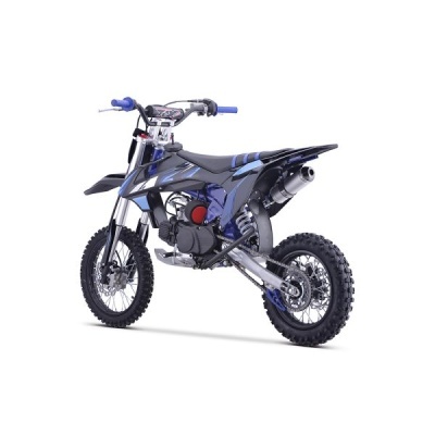 Motocross de criança preto e azul com pneus largos em fundo branco