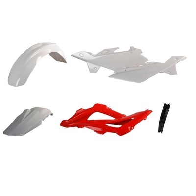 Peças plásticas para motocicleta em branco, vermelho e preto sobre fundo branco