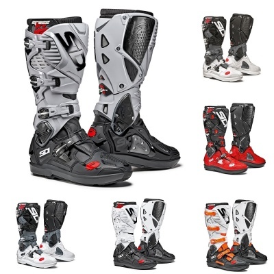 Botas de motocross em várias cores e designs num fundo branco