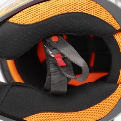 Interior de capacete com acolchoamento preto e laranja e cinta com fecho