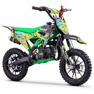 Moto de cross infantil verde com elementos gráficos coloridos e pneus off-road