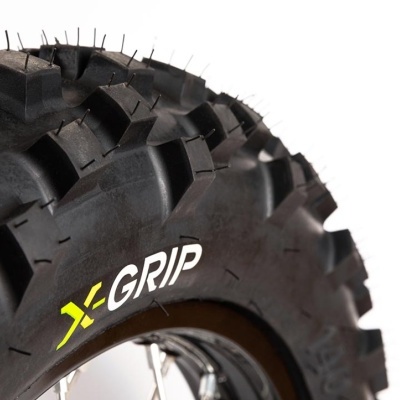 Pneu X-GRIP preto para bicicleta ou moto com padrão de piso agressivo