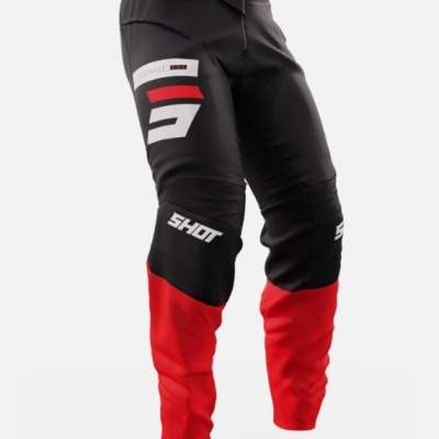 Calças de motocross pretas e vermelhas com logos e número 7.