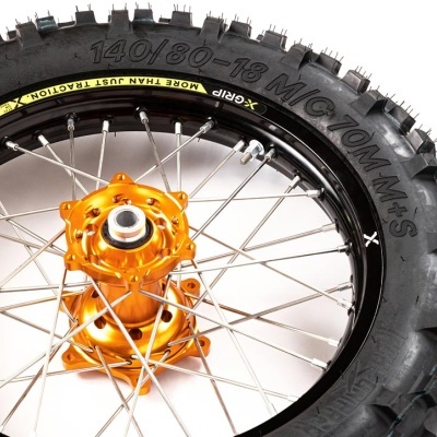 Pneu preto para mota com jante preta e cubo laranja com raios metálicos