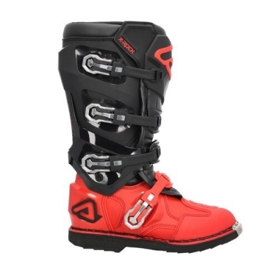 Bota de motocross vermelha e preta com fivelas de metal