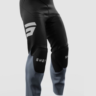 Calças desportivas pretas e cinzentas com texto SHOT nos joelhos