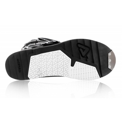 Sola de bota preta com detalhes em branco e placa metálica