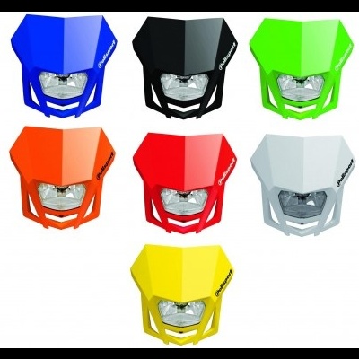 Sete faróis de motocicleta coloridos sobre fundo branco