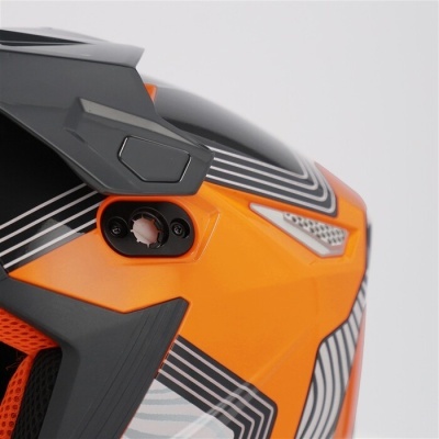 Capacete desportivo laranja e preto com padrão de linhas e proteção frontal