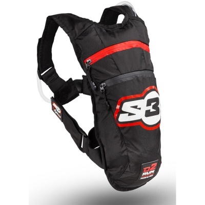 Mochila desportiva preta com detalhes vermelhos e brancos e logótipos na frente