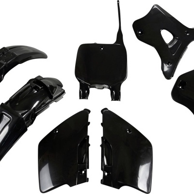 Peças plásticas pretas para moto sobre fundo branco