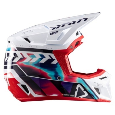 Capacete integral motocross branco, vermelho, azul e preto com padrão geométrico