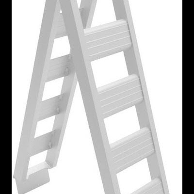 Escada doméstica branca com quatro degraus e pés pretos antiderrapantes