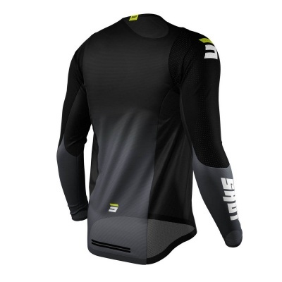 Camisola desportiva preta de manga comprida com texto branco na manga e detalhes amarelos