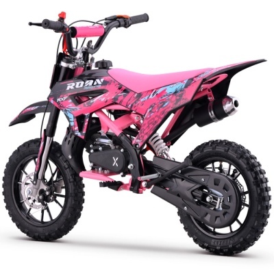 Motocross infantil rosa e preta com padrões abstratos e pneus de lama