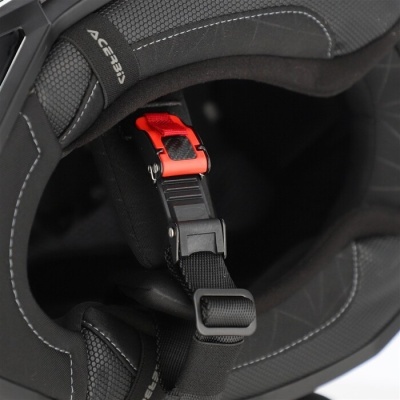 Interior de capacete de motociclismo preto com cinta vermelha