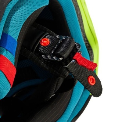 Parte interior de capacete azul com fecho ajustável e forro acolchoado