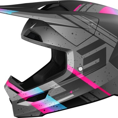 Capacete integral de motocross cinza com detalhes rosa e azul
