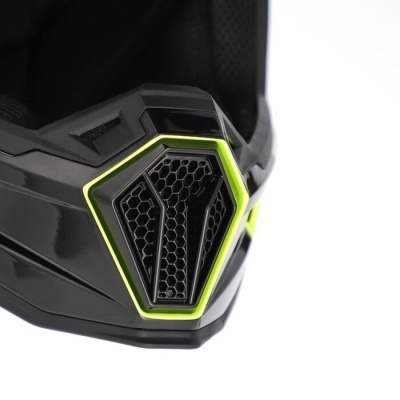 Parte frontal de capacete preto com detalhes amarelos e grelha hexagonal