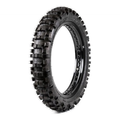 Pneu de motocicleta todo-o-terreno preto com banda de rodagem robusta e aro metálico