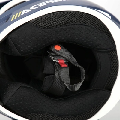 Capacete de mota azul e branco visto pelo interior com acolchoado preto e fecho rápido
