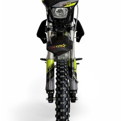 Motocross preto com detalhes verdes vista frontal