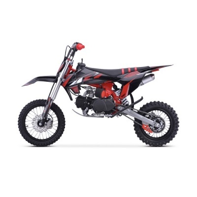 Motocross pit bike preta e vermelha com pneus cravados em fundo branco