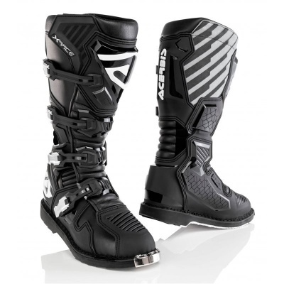Botas pretas de motocross com detalhes brancos e cinza e fechaduras metálicas.