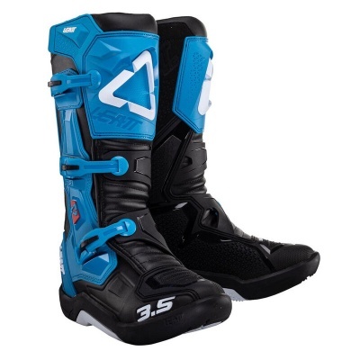 Botas de motocross pretas e azuis com proteções e fivelas ajustáveis.