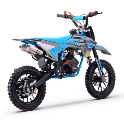 Moto de motocross infantil azul e preta com pneus grossos