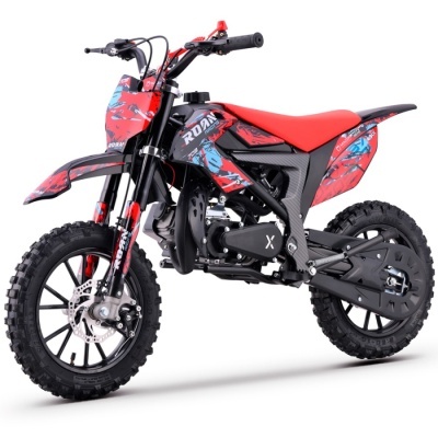 Motocross vermelho e preto com padrões azuis e pneus de cravos