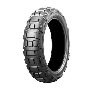 Pneu de motocicleta preto com piso robusto em fundo branco