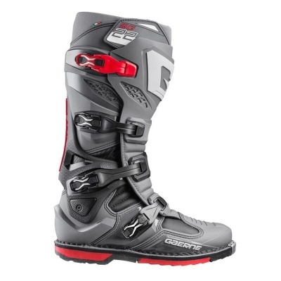 Bota de motocross cinza e preta com detalhes em vermelho e prata