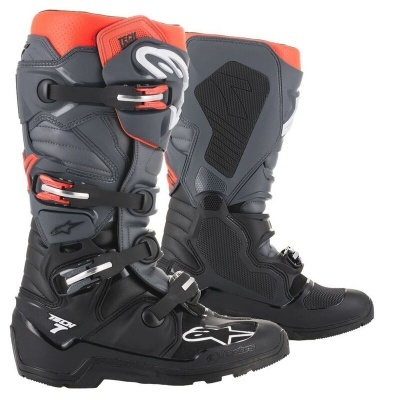 Botas de motocross pretas com detalhes vermelhos e cinzentos e fechos de fivela