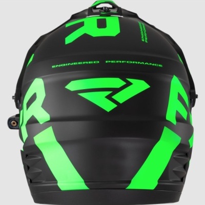 Capacete de motociclismo preto com detalhes verdes e texto 'ENGINEERED PERFORMANCE'.
