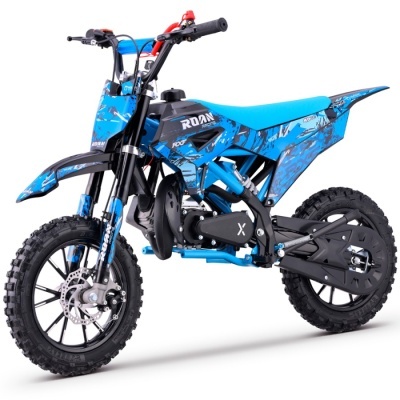 Motocross azul com detalhes pretos e brancos e pneus off-road