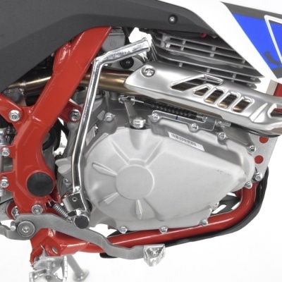 Motor de motocicleta com estrutura vermelha e detalhes cromados