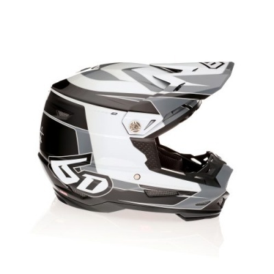 Capacete integral de motocross preto, branco e cinzento com visor preto opaco